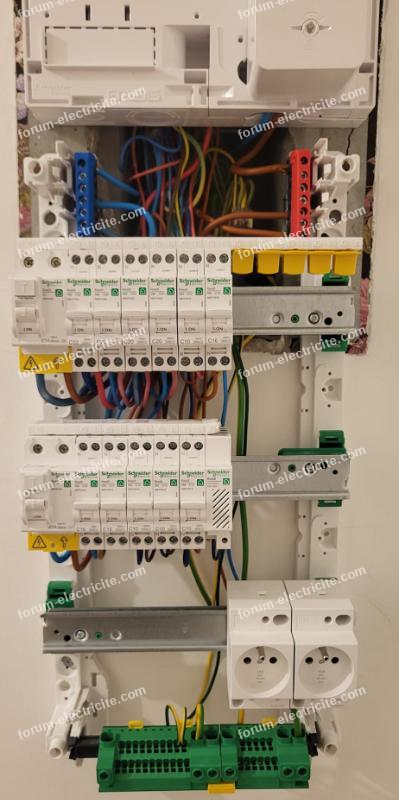 fils apparents entre tableau électrique et disjoncteur principal