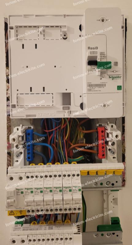 fils apparents entre tableau électrique et disjoncteur